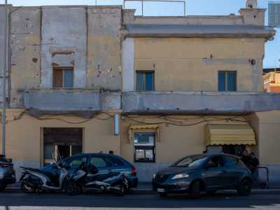 La villetta � affiancata da una palazzina su due livelli, anch�essa con evidenti rimaneggiamenti fatti nel tempo...